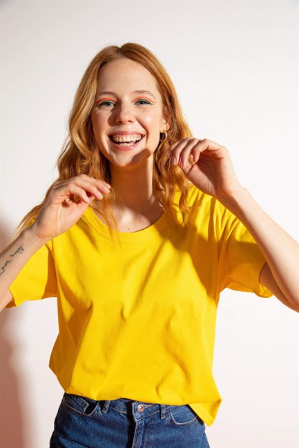 Kadın Geniş Yaka Sarı T-Shirt