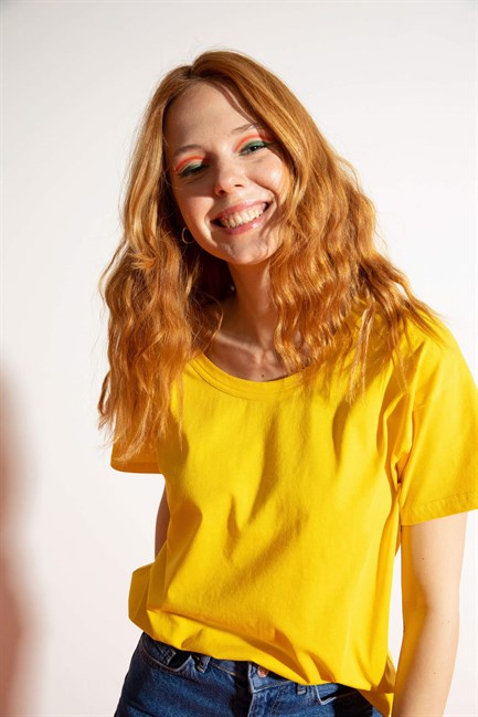Kadın Geniş Yaka Sarı T-Shirt